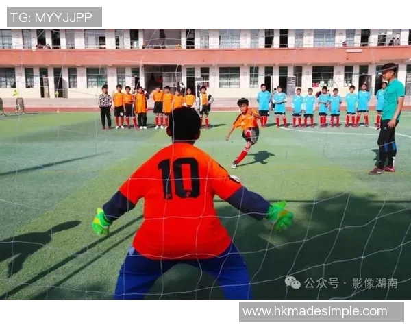 追光而行的背影记录绿茵场上不屈的足球灵魂